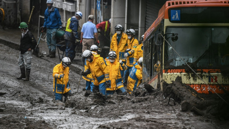 Imagini catastrofale în Japonia. Salvatorii au îndepărtat noroiul cu buldozerul pentru a căuta supravieţuitori