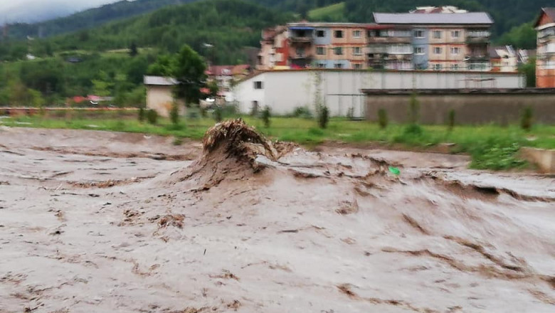 Inundaţii în Maramureş. Traficul rutier, închis pe DN 17C