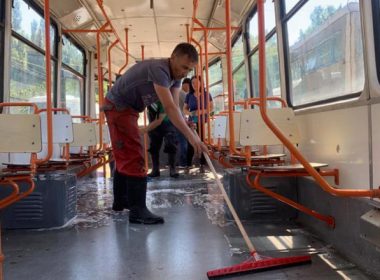 Autobuzele şi tramvaiele, curăţate