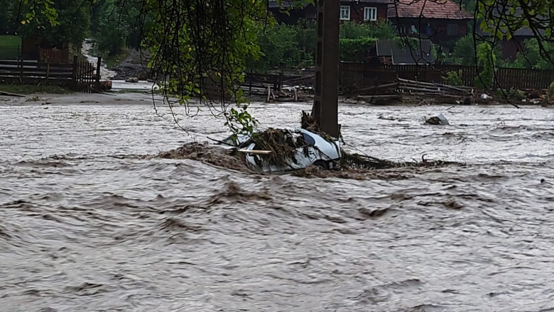 Inundaţiile au afectat zeci de gospodării, drumuri din Prahova, Braşov, Argeş. 24 de turişti au fost salvaţi de pe Munţii Bucegi