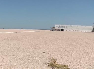 Plaja lărgită din Mamaia stârneşte nemulţumiri: Şezlongurile sunt prea departe de mal, apa e prea adâncă, nisipul nu e fin