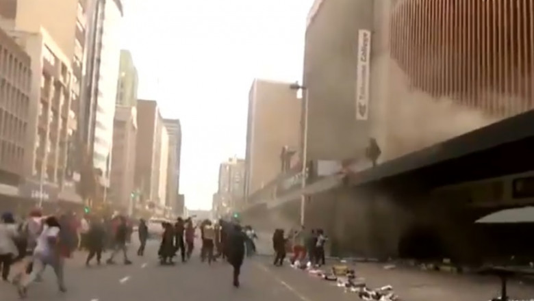 Haos în Africa de Sud: 72 de decese la protestele violente. Un copil a fost aruncat dintr-o clădire incendiată pentru a fi salvat