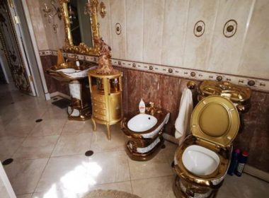 O toaletă aurită l-a făcut celebru pe un poliţist rus, cercetat pentru luare de mită. Ce au găsit poliţiştii în urma percheziţiilor