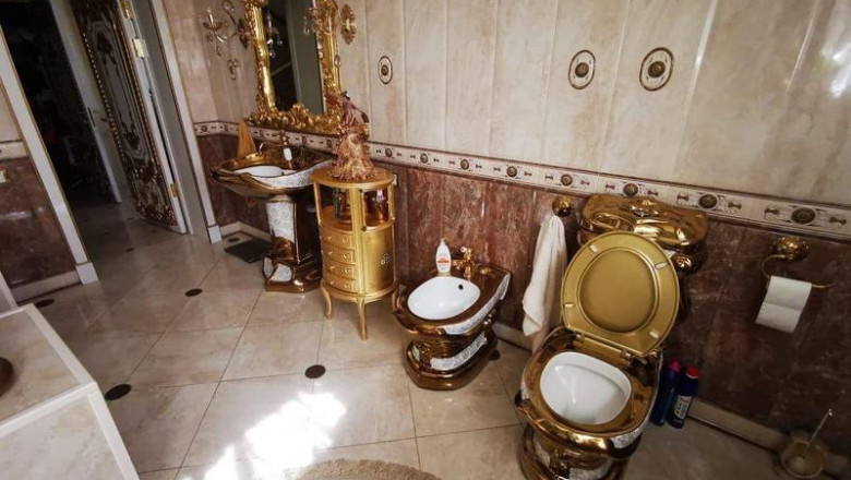 O toaletă aurită l-a făcut celebru pe un poliţist rus, cercetat pentru luare de mită. Ce au găsit poliţiştii în urma percheziţiilor