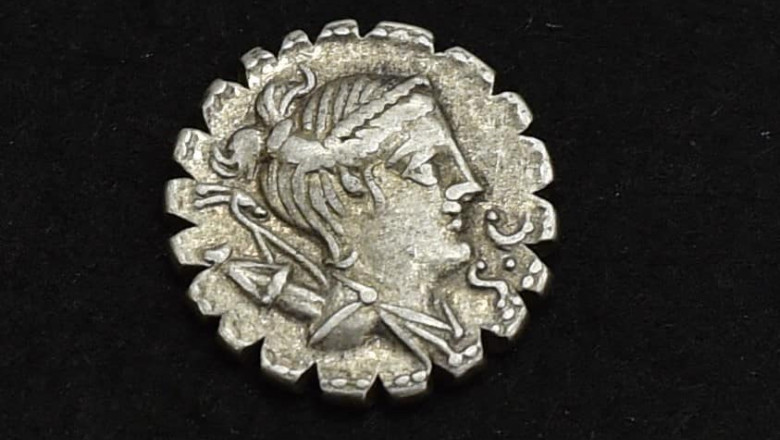 Peste 100 de monede romane şi podoabe de argint de 2.300 ani, descoperite de un bărbat din Dolj. A primit o recompensă uriaşă