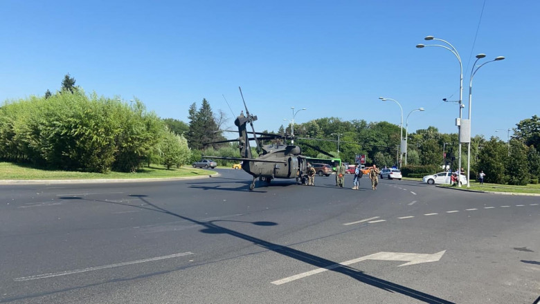 Elicopter militar aterizat în piaţa Piaţa Charles de Gaulle din Bucureşti