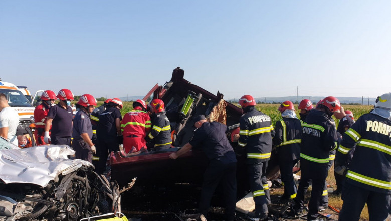 7 morţi, între care 2 copii, într-un accident grav produs pe E85, în Bacău. A fost activat planul roşu de intervenţie