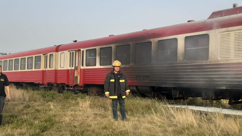 Un tren care mergea spre Arad a luat foc. Călătorii au reuşit să coboare la timp