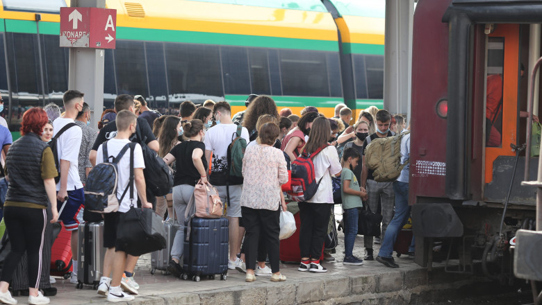 Directorul CFR, după ce 30 de copii au stat blocaţi 8 ore în tren: „De ce mă întrebaţi pe mine? Vor primi apă când ajung la Bucureşti”