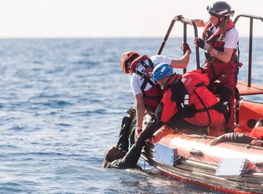 Românul care salvează mii de oameni în Marea Mediterană. „Avem 572 de migranţi la bord, mâncarea se termină vineri”