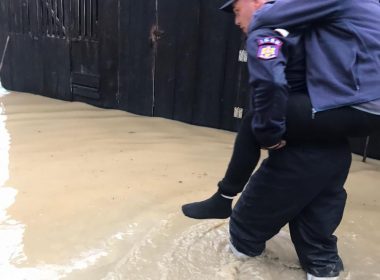 Alba: Zeci de persoane evacuate, drumuri blocate şi maşini luate de ape