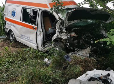 Patru răniţi într-un accident pe DN2, între un autoturism şi o ambulanţă