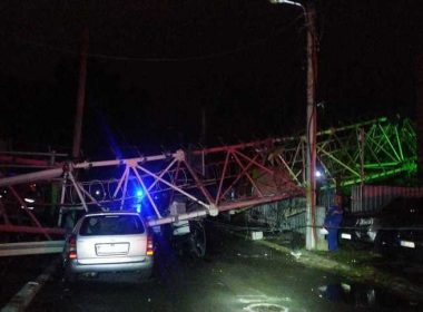 Capitala şi mai multe judeţe, afectate de furtună/ O antenă GSM de mari dimensiuni a căzut peste două locuinţe, două persoane fiind rănite