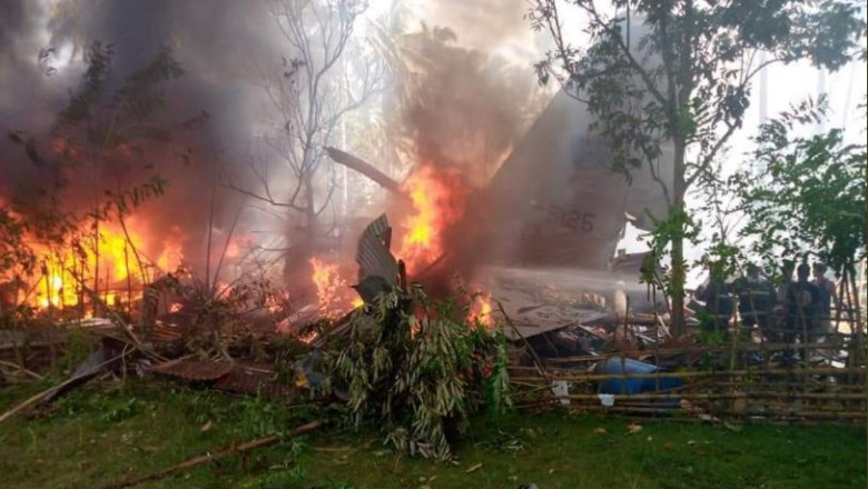 Un avion militar cu 92 de persoane la bord s-a prăbuşit în Filipine. Cel puţin 17 morţi