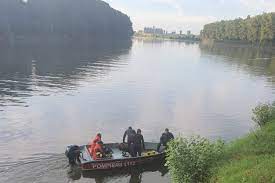 O maşină cu trei bărbaţi a căzut în Dunăre; unul s-a salvat, ceilalţi au rămas captivi în autoturism