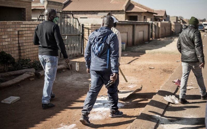 Civilii sud-africani au început să se înarmeze şi să formeze grupuri pentru a se apăra de insurgenţii violenţi