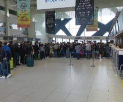 Sute de persoane la coadă în aeroport