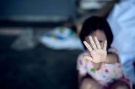 Fetiţă de  10 ani, violată de patru băieţi