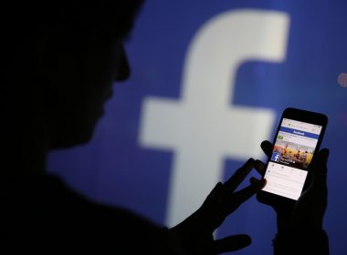 Platforma de socializare Facebook rămâne în preferinţele utilizatorilor români de Internet; televiziunea, principala sursă de informare (studiu)