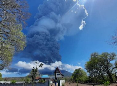 O erupţie vulcanică a declanşat un incendiu forestier pe o insulă din Indonezia