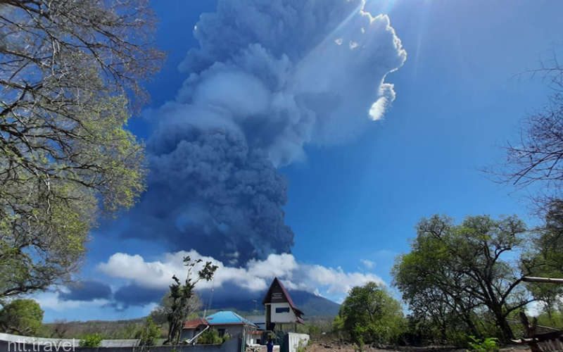 O erupţie vulcanică a declanşat un incendiu forestier pe o insulă din Indonezia
