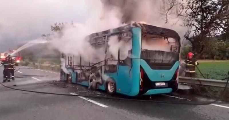 Autobuz electric cuprins de flăcări