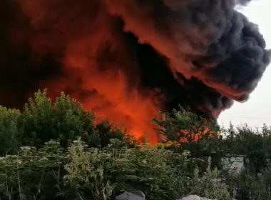 Incendiu de proporţii la Salonta: Un depozit de mase plastice a luat foc. Fumul se îndreaptă spre o localitate din Ungaria
