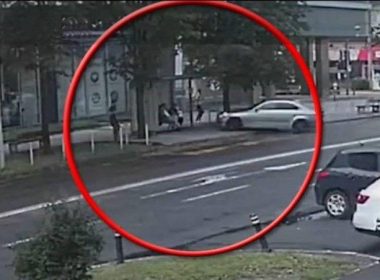 Şoferul care a spulberat cu maşina doi tineri într-o staţie de autobuz din Baia Mare, pus în libertate