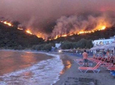 MAE, avertizare pentru turiştii români: Incendiu puternic în insula Kefalonia din Grecia