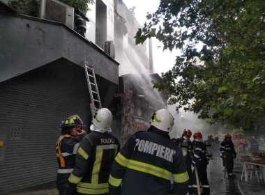 Incendiu cu degajări mari de fum, la complexul de la Piaţa Delfinului din Bucureşti/ Pompierii intervin cu mai multe autospeciale/ 65 de persoane au fost evacuate