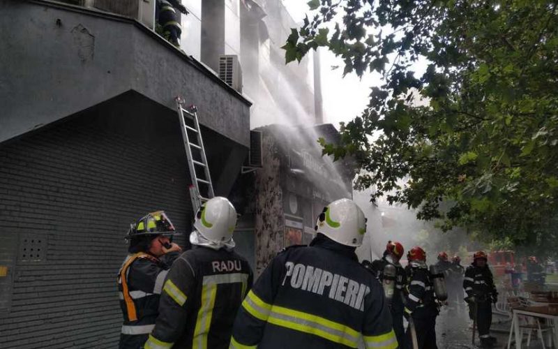 Incendiu cu degajări mari de fum, la complexul de la Piaţa Delfinului din Bucureşti/ Pompierii intervin cu mai multe autospeciale/ 65 de persoane au fost evacuate