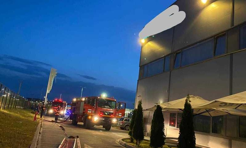 Incendiu la o firmă care produce componente electrice, în Sibiu/ Circa 80 de muncitori s-au autoevacuat preventiv
