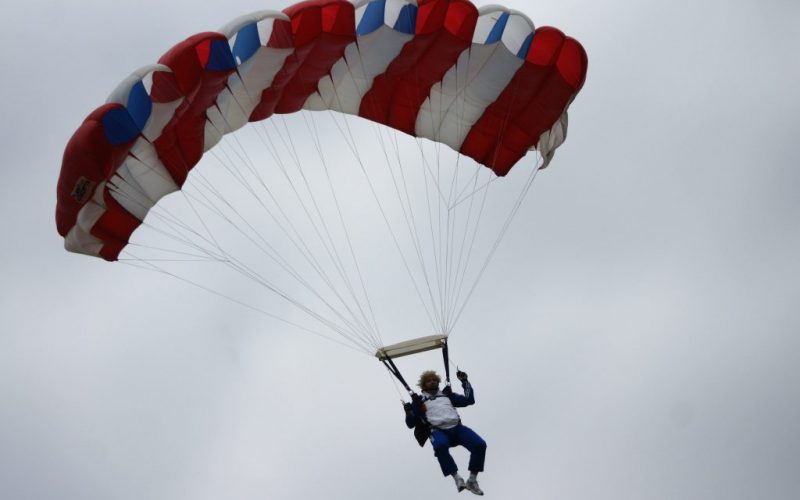 Un soldat britanic a supravieţuit după ce a căzut de la 4.500 de metri fără ca paraşuta să i se deschidă