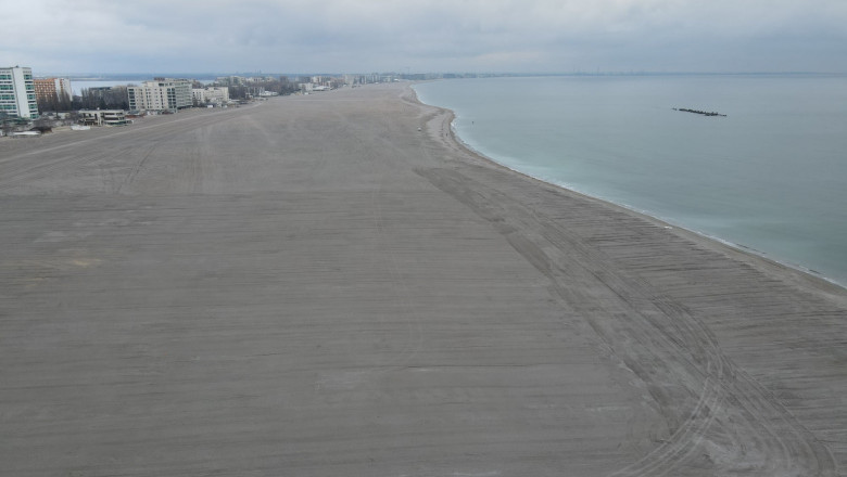 Şezlonguri mai aproape de apă pe plaja lărgită din Mamaia: administratorii ar putea fi amendaţi