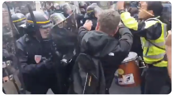 Proteste violente în Franţa: Confruntări între manifestanţi şi forţele de ordine.