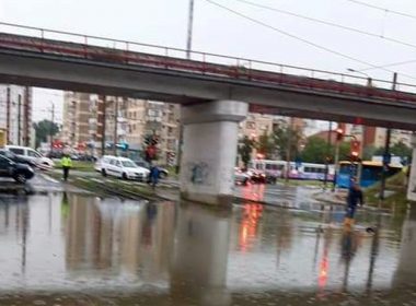 Arad: Ploaia torenţială a inundat un pasaj, un teatru şi anexe ale stadionului