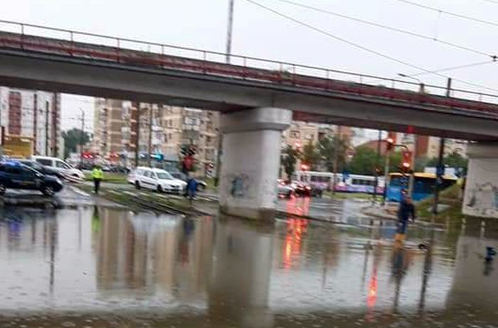 Arad: Ploaia torenţială a inundat un pasaj, un teatru şi anexe ale stadionului