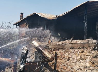 Pensiune distrusă de flăcări. Incendiu a fost stins după 8 ore