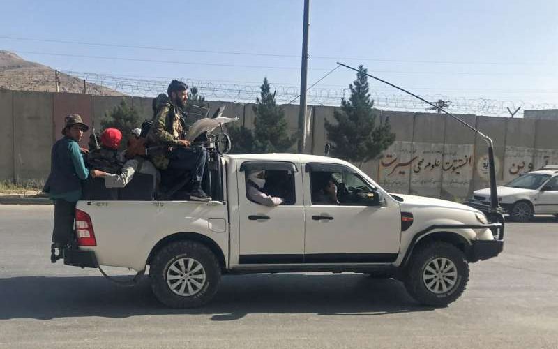 Talibanii au început să adune armele civililor din Kabul