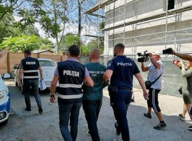 Bărbatul care a aruncat cu scaune şi sticle din balconul unui hotel din Mamaia a fost eliberat şi plasat sub control judiciar