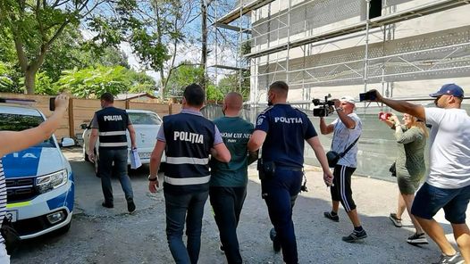 Tănărul care a aruncat cu obiecte în trecători de la balconul unui imobil din Mamaia a fost reţinut