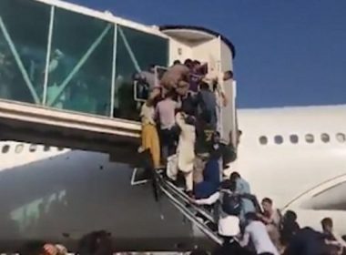 Mii de oameni disperaţi să fugă din Afganistan creează haos pe aeroportul din Kabul
