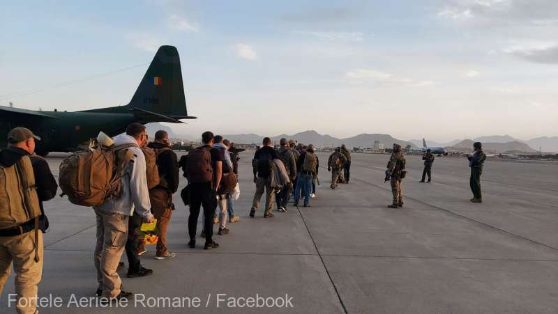 Românii evacuaţi din Afganistan ajung sâmbătă în România