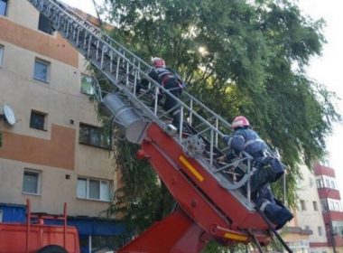 Intervenţie a pompierilor cu scara la un bloc din Craiova, după ce un copil a fost văzut stând singur la o fereastră