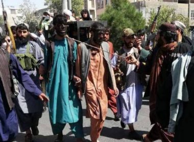 Imagini de groază din Afganistan: talibanii plimbă bărbaţi cu faţa vopsită în negru, legaţi cu frânghii la gât