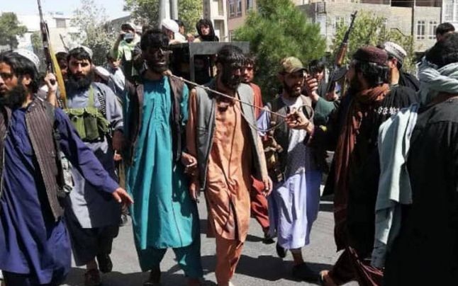 Imagini de groază din Afganistan: talibanii plimbă bărbaţi cu faţa vopsită în negru, legaţi cu frânghii la gât