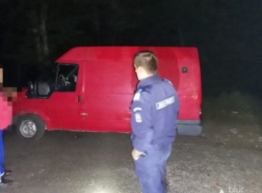 Şase persoane salvate de jandarmi după ce au rămas împotmolite cu maşina lângă barajul Vidraru