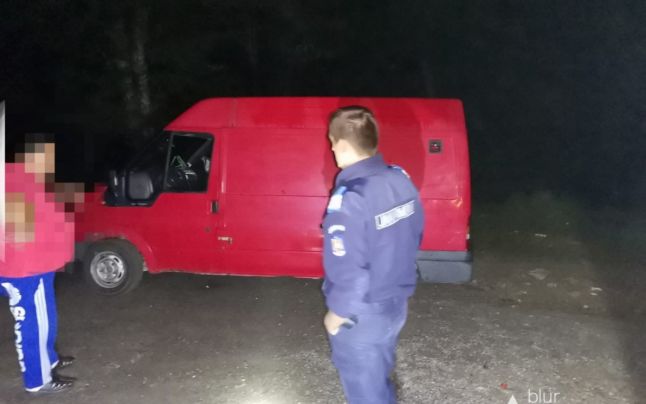 Şase persoane salvate de jandarmi după ce au rămas împotmolite cu maşina lângă barajul Vidraru