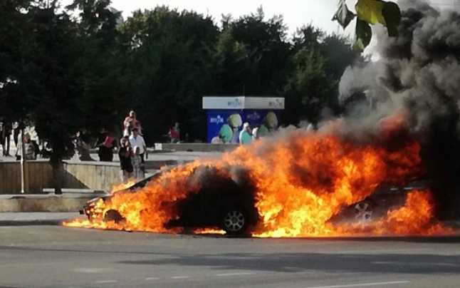 Maşină în flăcări pe o stradă din Constanţa