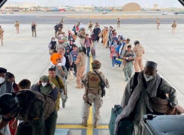 Cum îşi evacuează alte state cetăţenii din Afganistan. Modelul francez